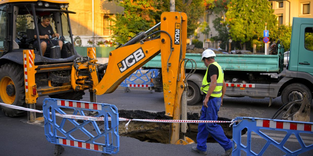Bulevardul Eroilor, groapă de 3 metri: Carosabil surpat în București