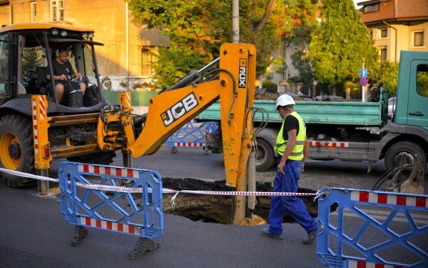 Bulevardul Eroilor, groapă de 3 metri: Carosabil surpat în București