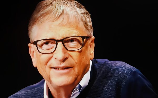 Gates vrea locuri de muncă pentru oameni, nu roboți