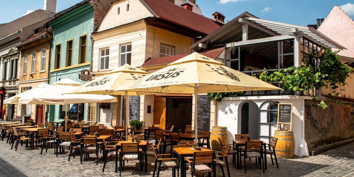 Bran și Brașov: Cât costă o ciorbă, friptura și ce prețuri la chirii sunt