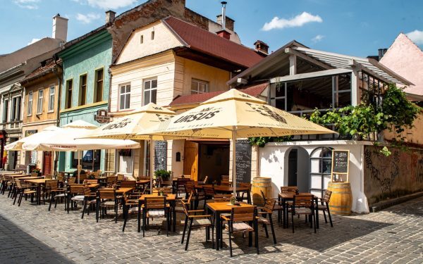 Bran și Brașov: Cât costă o ciorbă, friptura și ce prețuri la chirii sunt
