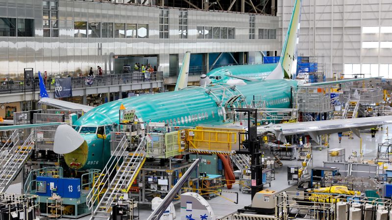 Controale la sute de avioane 737 MAX pentru fisuri