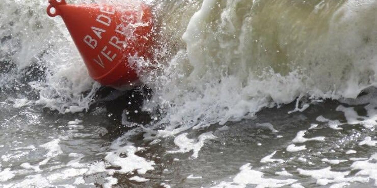 Eforie Nord: Bărbat s-a înecat după ce salvamarii l-au scos de trei ori din valuri
