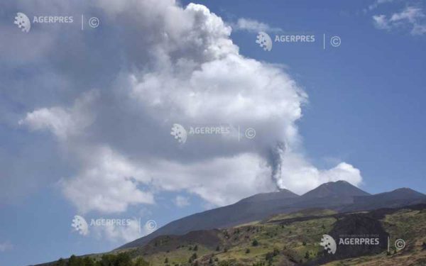 Etna blochează zborurile spre și dinspre Sicilia