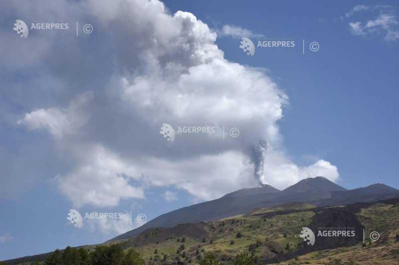 Etna blochează zborurile spre și dinspre Sicilia