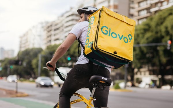 Glovo și PragmaGO: Credite digitale pentru comercianți din România