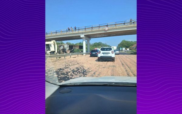 Haos pe A1: TIR cu pui, coliziune la picior de pod, marfă pe șosea