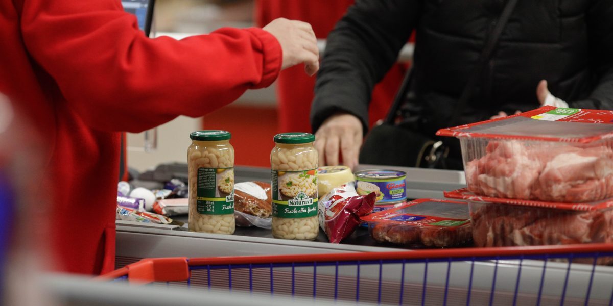 Românii pun frână la cumpărături: Scade consumul în toate sectoarele