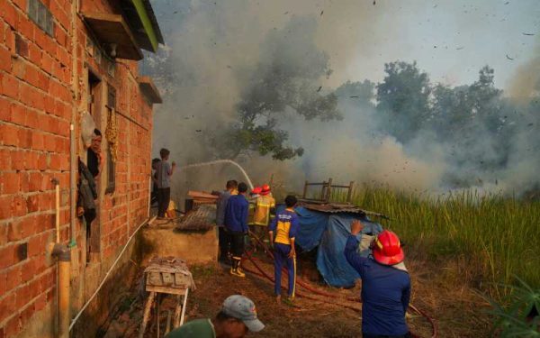 Incendii în Indonezia: Școli închise, mii de pompieri luptă cu flăcările