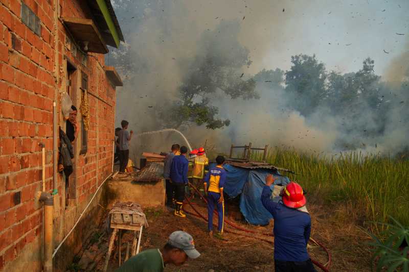 Incendii în Indonezia: Școli închise, mii de pompieri luptă cu flăcările