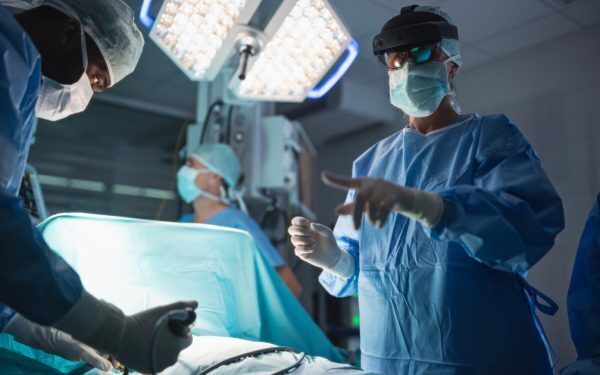 Britanic operat pe creier cu AI: Revoluție medicală salvează vederea