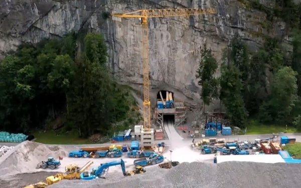 Seifuri de lux în Alpii elvețieni: Cât costă o cavernă pentru miliardari