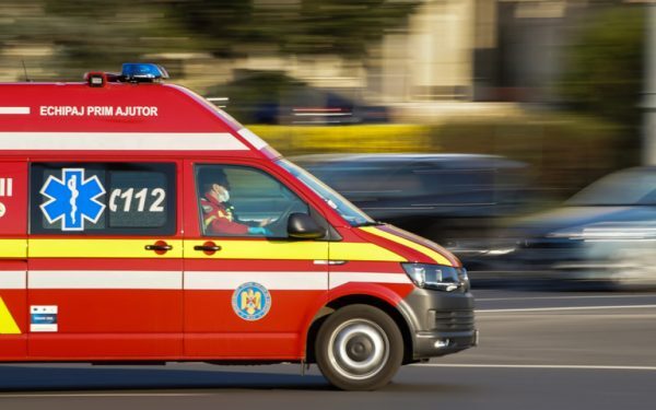Tineri au blocat ambulanța la Cluj. Echipajul: „Ne-au oprit”