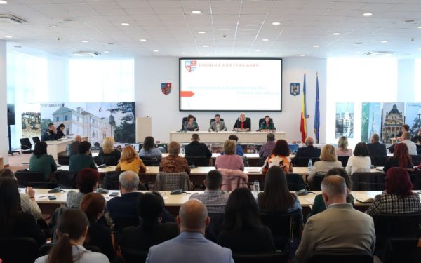 Arad: Opt consilieri demisionează din cauza riscului de incompatibilitate