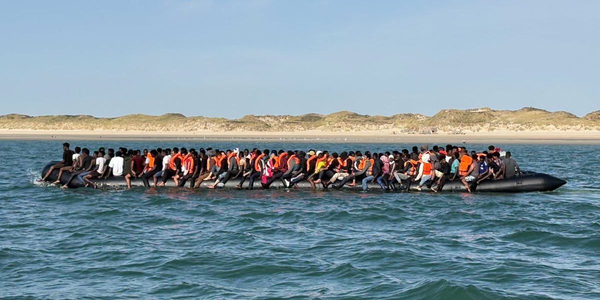 Canalul Mânecii, barcă-record: 230 de migranți, o nouă limită depășită