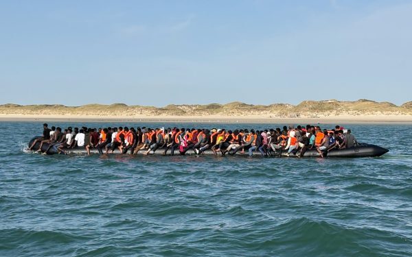 Canalul Mânecii, barcă-record: 230 de migranți, o nouă limită depășită
