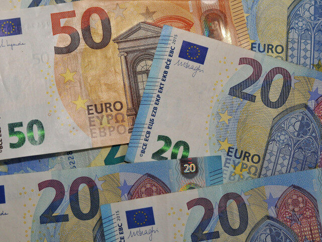 Bani ascunși: Lider de galerie, prins cu aproape un milion de euro