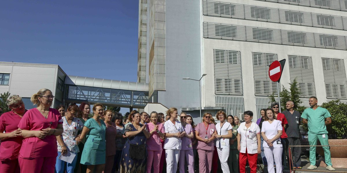 Sindicatele Sănătății cer salarii noi: Guvernul, cu documentul în față