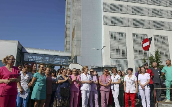 Sindicatele Sănătății cer salarii noi: Guvernul, cu documentul în față