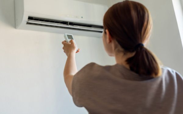 Caniculă: Cum setezi AC-ul pe noapte pentru confort