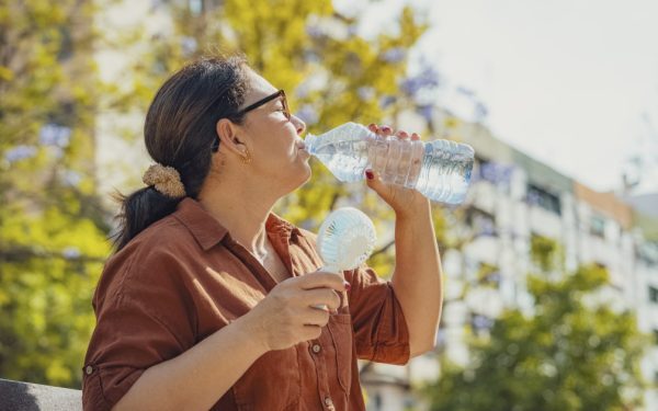 Hidratare pe caniculă: Câtă apă și ce mănânci, după greutate