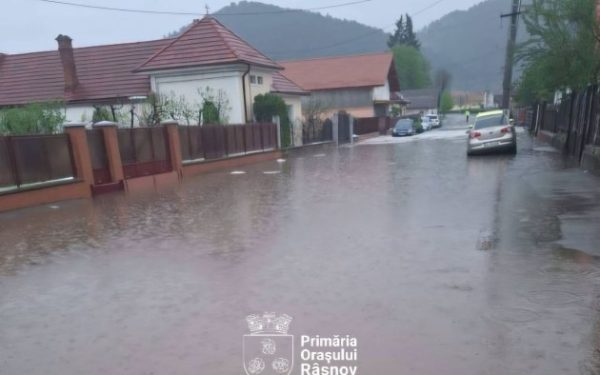 Râșnov sub ape: Canalizarea cedează la fiecare ploaie