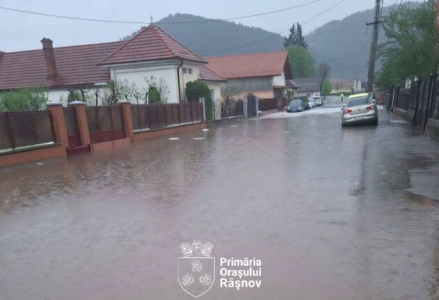 Râșnov sub ape: Canalizarea cedează la fiecare ploaie