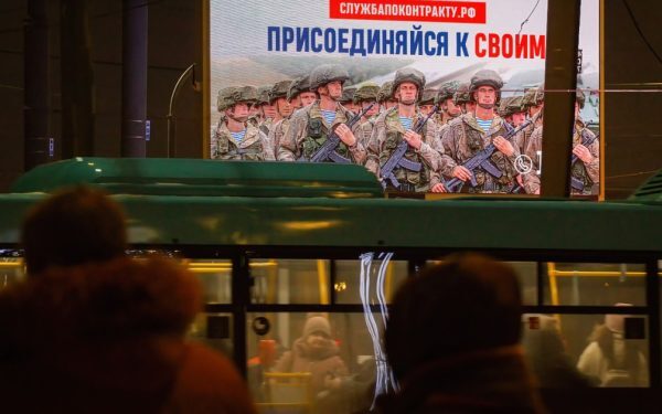 Rusia își încurajează recrutorii cu bonusuri agresive