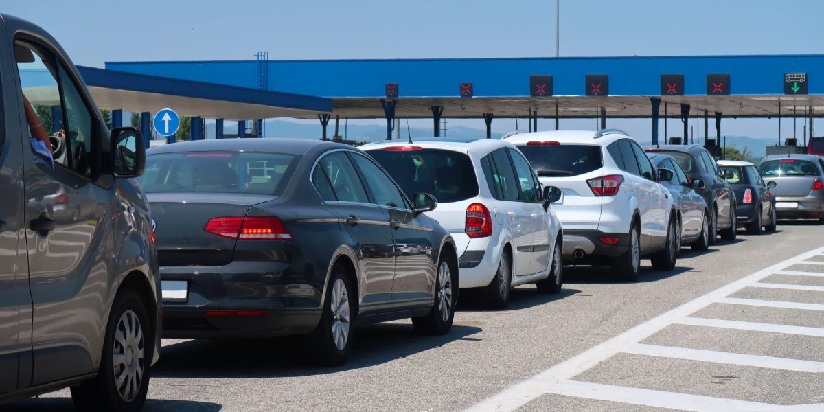 Granița, reguli noi: Cât alcool și țigări poți aduce legal