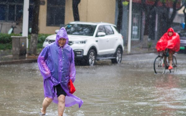 Taifunul Dolphin a lovit China: Evacuați masiv, sute de zboruri anulate