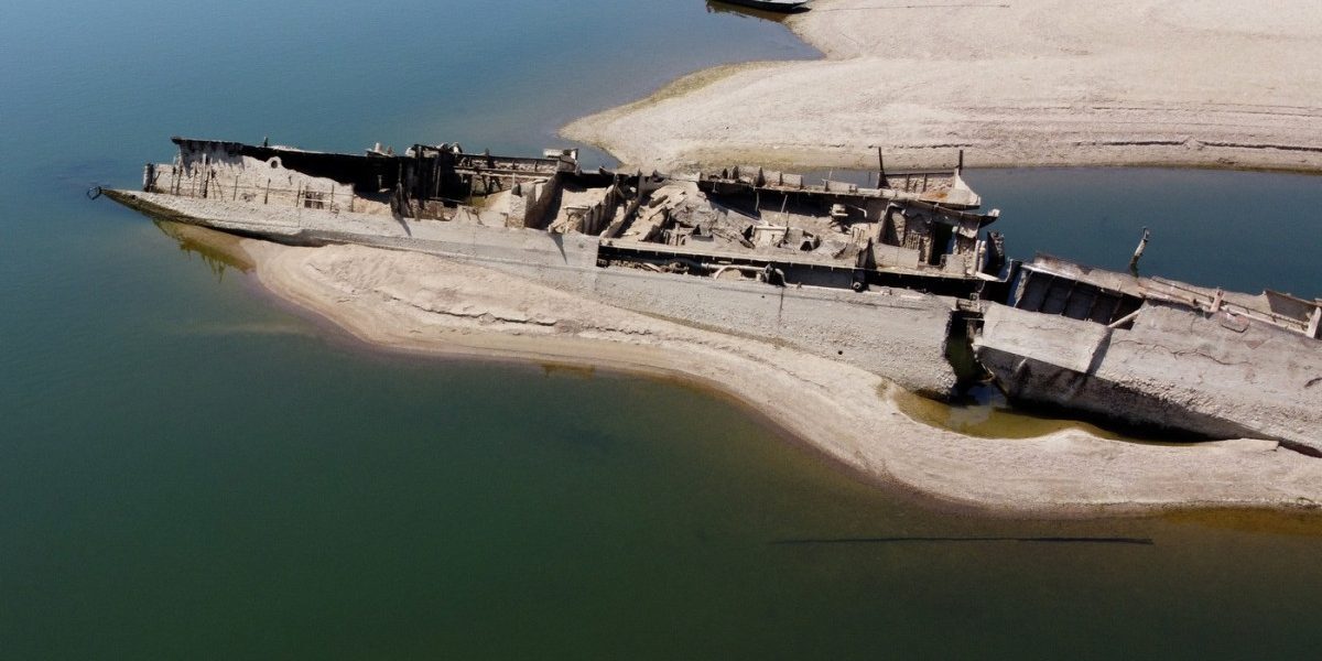 Trei nave naziste scufundate, pe Dunărea secată