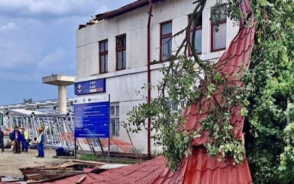 Vântul a sfâșiat acoperișuri, zeci de mașini distruse