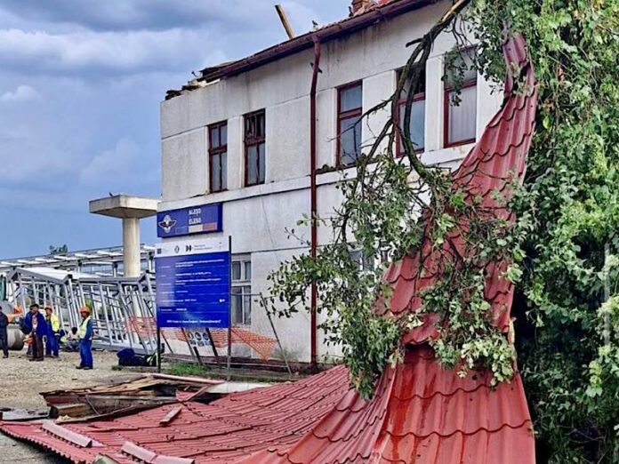 Vântul a sfâșiat acoperișuri, zeci de mașini distruse