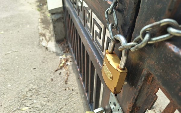 Buzău: Școli amenințate cu amenzi de primar pentru acces interzis la terenuri