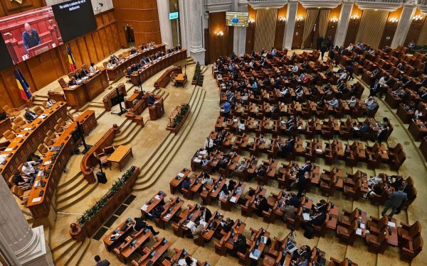 Legi PNRR și SAFE, votate cu scandal. AUR și SOS, contra decarbonizării