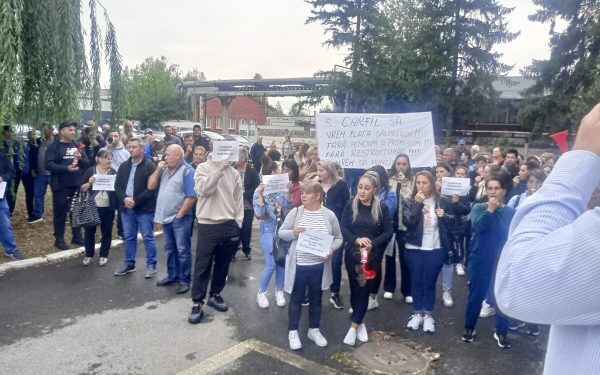 Grevă spontană la Carfil Brașov: Angajații cer plata salariilor