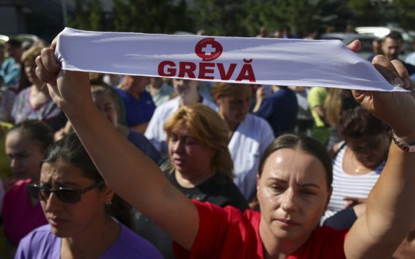 Sănătate în Fierbere: Grevă pe Salarii, Guvernul Promite, Pîslaru Refuză Tăieri