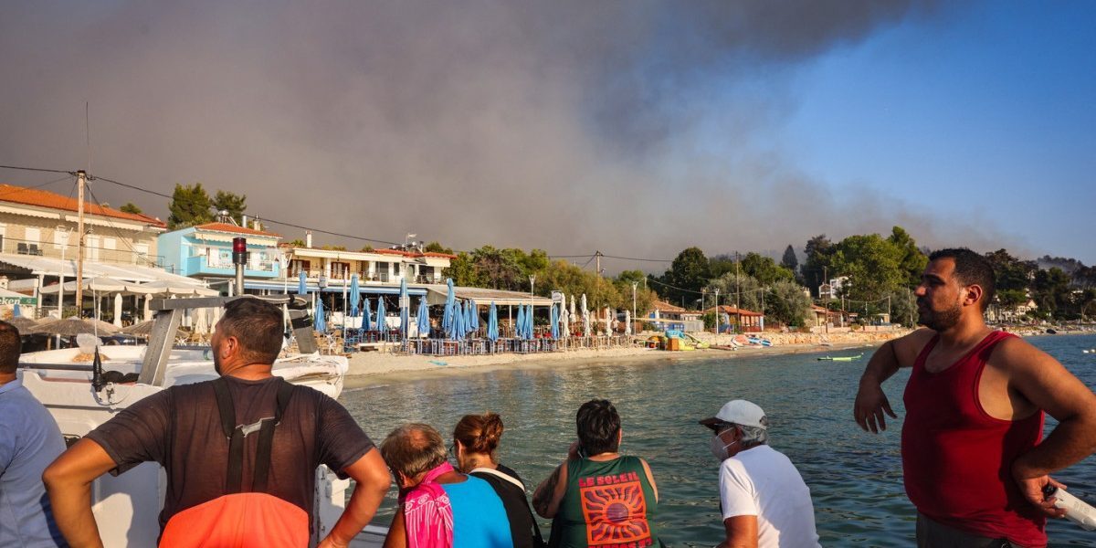 Incendiu în Halkidiki: Sute de mii de români vizați. Mesaj de la Salonic