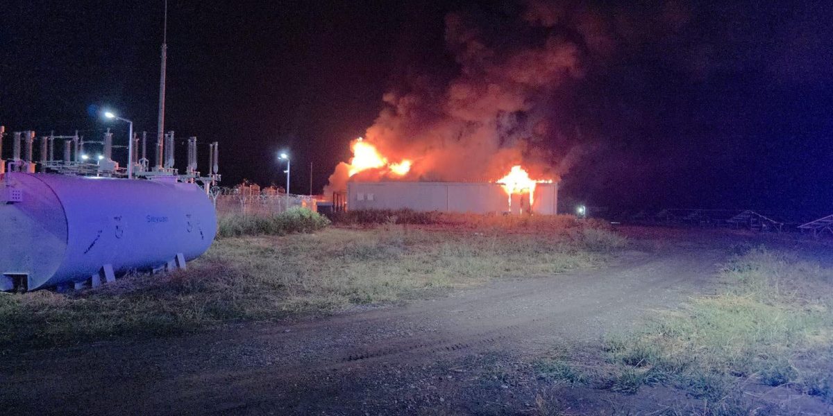 Incendiu la hala de baterii din Buzău, pompierii intervin