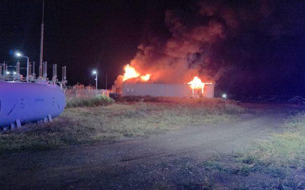 Incendiu la hala de baterii din Buzău, pompierii intervin