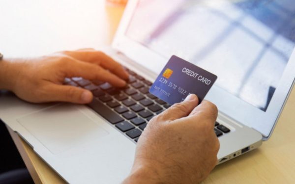 Salariații unei bănci mari intră în grevă. Cer condiții mai bune