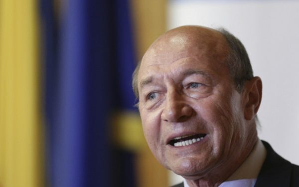 Băsescu: Politicienii se solidarizează cu hoții. Legea salarizării, oglinda