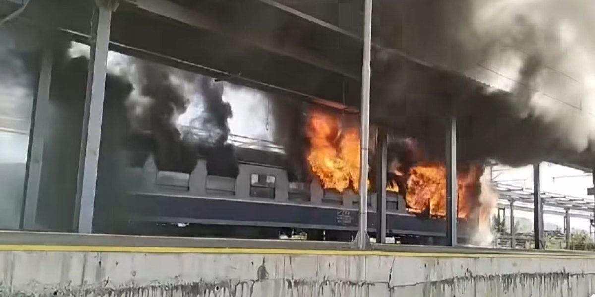 Vagon de tren în flăcări în gară: Anunț CFR