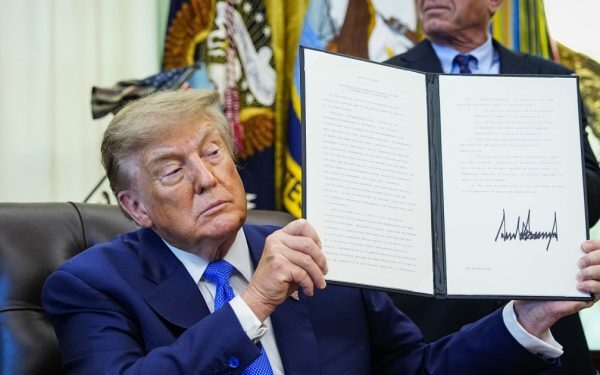 Trump: vaccinuri pentru copii, „sticle de suc” și minciuni despre autism