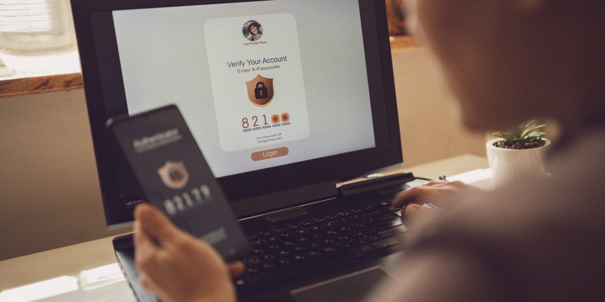 Securitate Conturi: MFA, scurtătura ta anti-hackeri recomandată