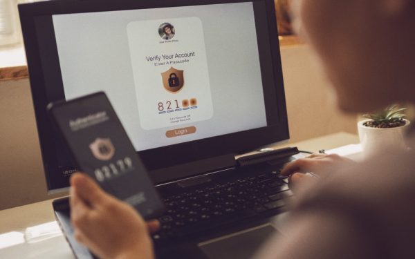 Securitate Conturi: MFA, scurtătura ta anti-hackeri recomandată