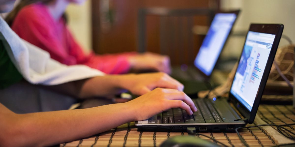 România, codașa UE la competențe digitale: doar 1 din 3 români e pregătit (Infografic)
