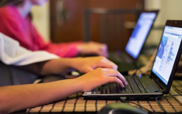 România, codașa UE la competențe digitale: doar 1 din 3 români e pregătit (Infografic)