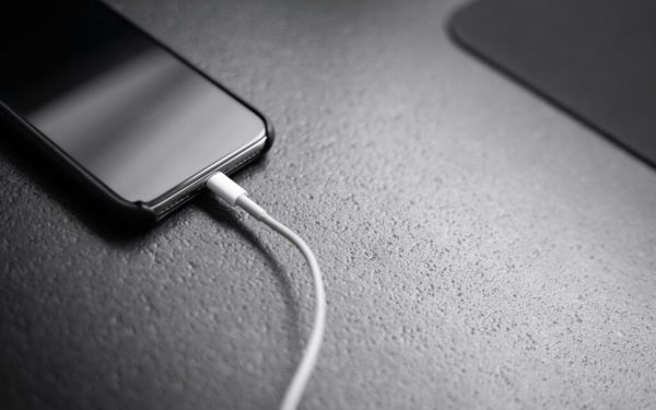 Telefonul la încărcat peste noapte: mitul care îți distruge bateria