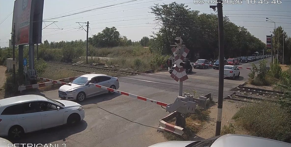 Șoferi blocați la Petricani. CFR avertizează: risc major